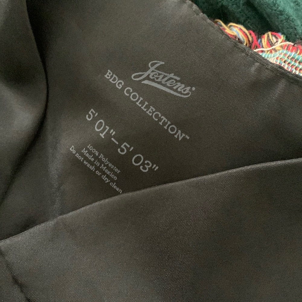 Josters 5’01-5’03 black graduation gown